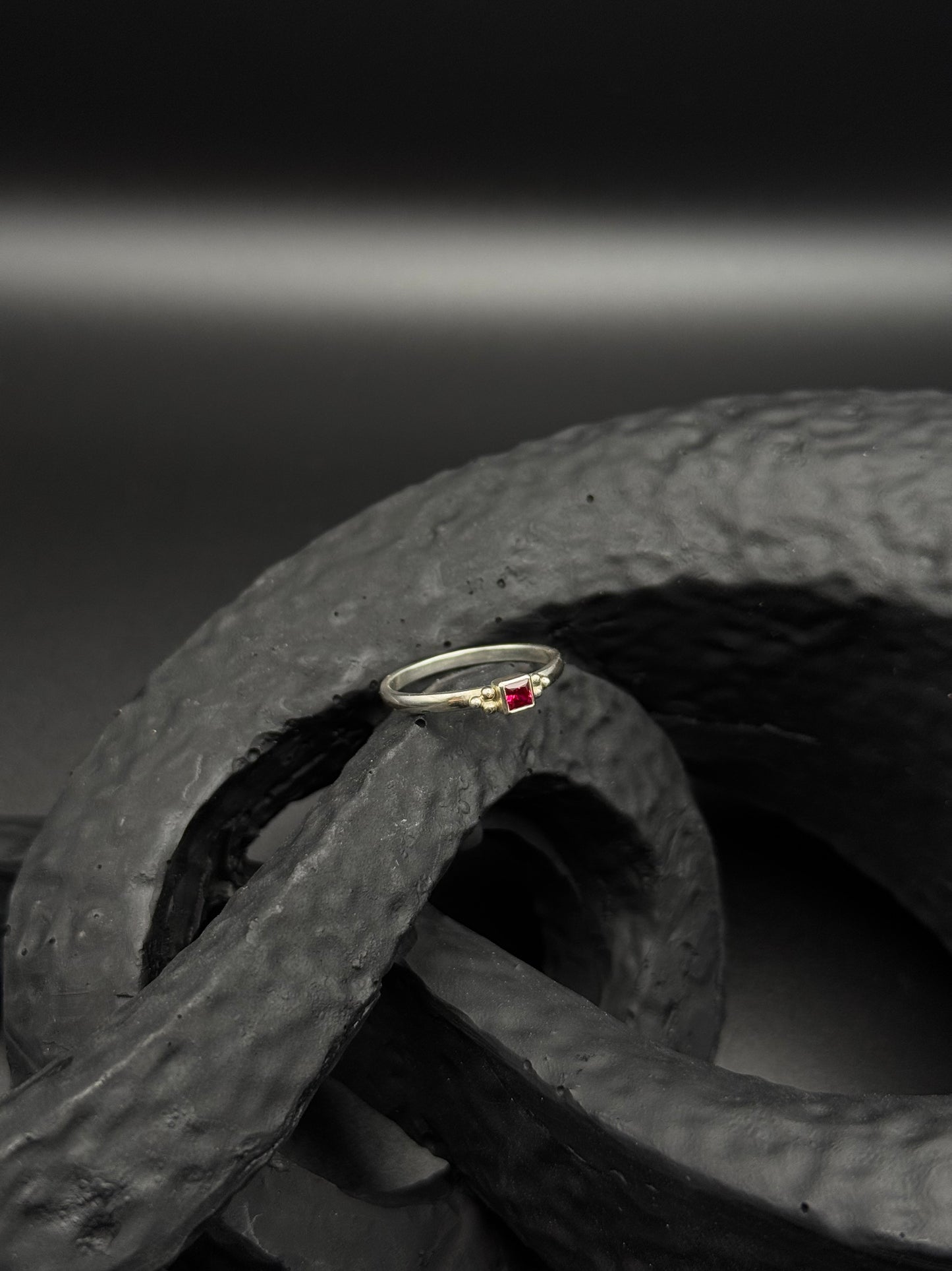 Zilveren ring met synthetische robijn