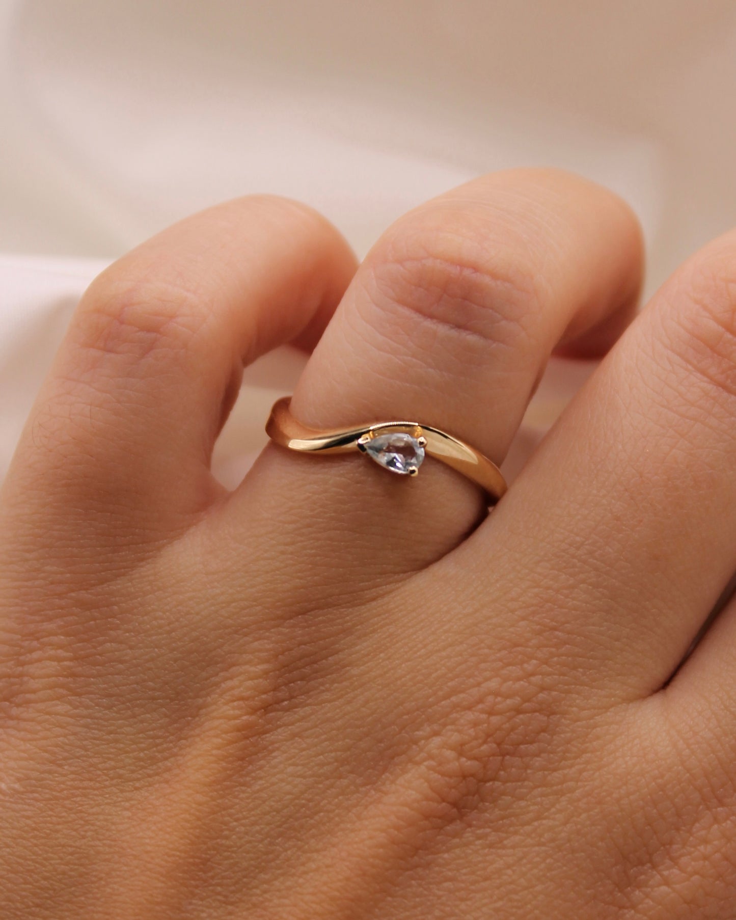 Wavy Aquamarine Ring 14k