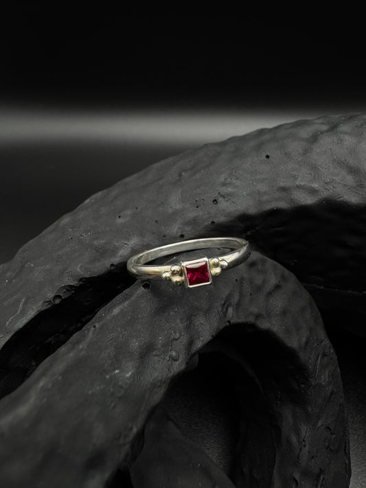 Zilveren ring met synthetische robijn