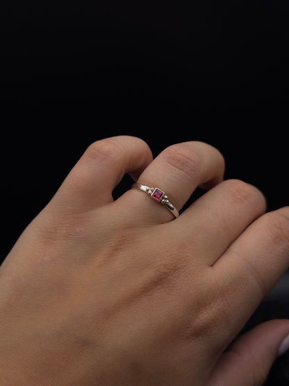 Zilveren ring met synthetische robijn